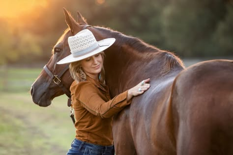 Lainy Wilson, Bell Bottom Country, Prints Music, Equine Nutrition, Lainey Wilson, Best Country Singers, Cowgirl Stuff, Cute Horse Pictures, Slay Queen