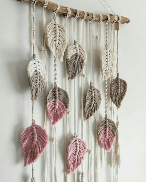 Art Macramé, Pola Macrame, Macrame Feathers, Feather Diy, Seni Dan Kraf, Macrame Wall Hanging Diy, Macrame Wall Hanging Patterns, Diy Yarn Crafts, Macrame Curtain