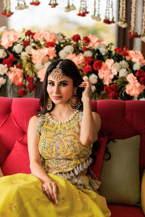 Mouni Roy Nailed The Contemporary 2 States Bridal Look Mehendi Pose, Haldi Look, Haldi Ceremony Outfit, Haldi Dress, Ceremony Outfit, Mehendi Outfit, Mehndi Outfit, Haldi Outfits, Haldi Outfit