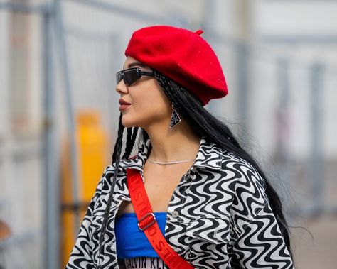 12 Ways to Style a Beret Without Being Cliché Casual Beret Outfit Street Style, How To Wear A Beret Hat With Short Hair, How To Wear A Beret Hat, Tying A Sweater, Beret Outfit Street Style, Ways To Style A Hoodie, Berrets Outfits, Red Beret Outfit, Beret Hat Outfit