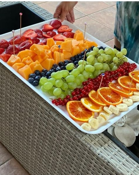 Fruit Salad Decoration Ideas, Fruit Platter Ideas Party, Christmas Candyland, Amazing Food Platters, Fruit Platter Designs, Christmas Decorations Outdoor, Decorações Com Comidas, Christmas Decorations Diy, Christmas Tree Candy