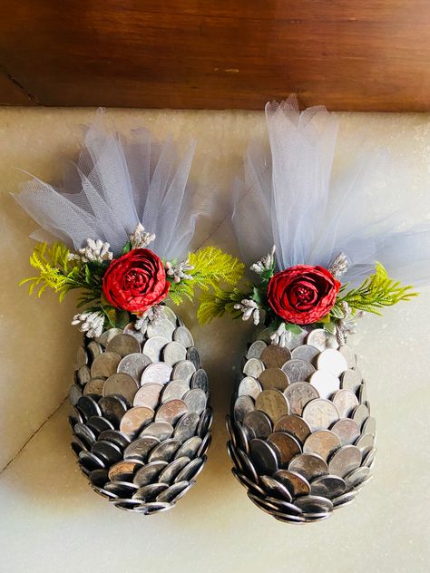 Shreefal Decoration Idea Flower, Wedding Chaab Decoration, Engagement Kavidi Ideas, Coconut Packing For Wedding, Mamera Decoration Ideas, Shreefal Decoration Idea, Shrifal Decoration For Engagement, Shrifal Decoration Ideas, Shreefal Decoration