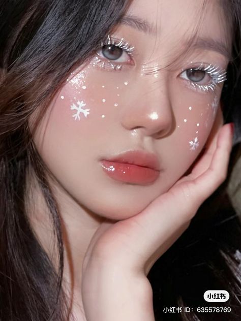 Aesthetic Christmas Makeup, Cold Girl Aesthetic, Douyin Beauty, Makeup Looks Winter, Christmas Makeup Ideas, Chinese Christmas, New Year's Makeup, Cold Girl, Chinese Makeup