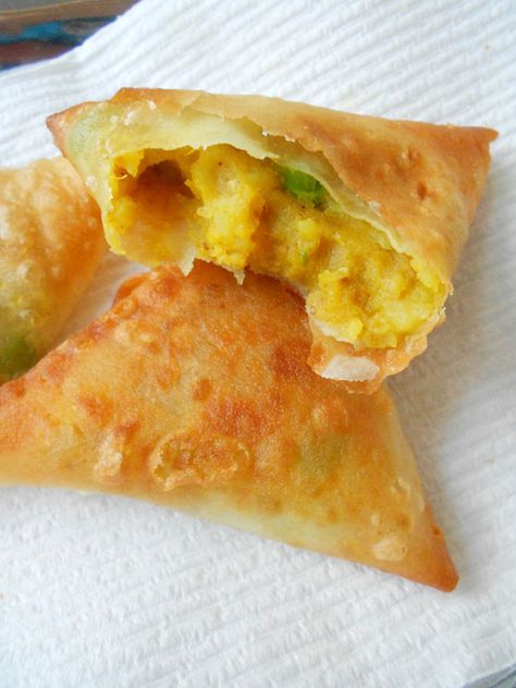 Samosa Burger, Saudi Dishes, Samosa Pastry, Meat Samosa, Potato Samosa, Kari Ayam, Samosa Recipe, South African Recipes, Pastry Sheets