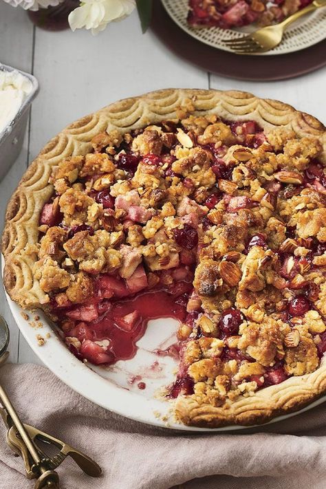 This pear-cranberry pie with ginger-almond streusel is a quick and easy pie recipe! Bake the best cranberry pie using cranberries, pears, and cinnamon. You will love baking this cranberry dessert for a fall dessert or Thanksgiving dessert! Decorative Pie Crusts, Granny Smith Apple Pie, Coconut Cheese, Southern Pies, Thanksgiving Pie Recipes, Pear Pie, Pie Art, Fall Pies, Cranberry Pie