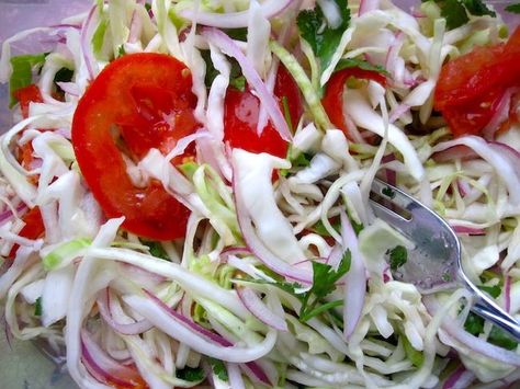 Ensalada de Repollo con Tomate (Cabbage and Tomato Salad) - my Colombian recipes Dominican Cabbage Salad, Columbian Food, Cabbage Salsa, Columbian Recipes, Colombian Recipes, Latin Dishes, Paleo Vegetables, Weekly Recipes, Healthy Sandwich Recipes