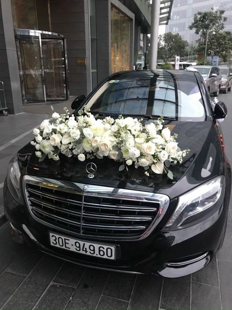 White Wedding Flower Arrangements, Bridal Room Decor, Wedding Car Deco, Ceremony Decorations Outdoor, Just Married Car, Bridal Car, White Wedding Decorations, Metal Wedding Arch, Wedding Car Decorations