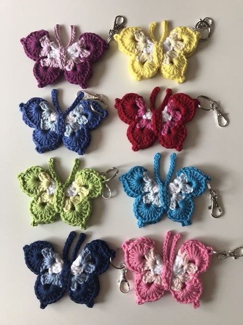 Small Crochet Charms, Crochet Small Items, Crochet Key Charm, Crochet With Charms, Butterfly Keychain Crochet, Crochet Backpack Charms, Small Crochet Accessories, Crochet Charm Bag, Bag Charms Crochet