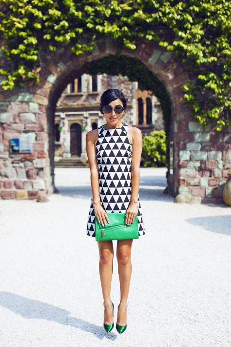 asos shift dress In triangle jacquard + green accents (sergio rossi heels, christopher kon clutch)  Dress is on sale now. Emerald Shoes, Gary Pepper Girl, Gary Pepper, Nicole Warne, Best Summer Dresses, Black And White Dress, Looks Black, Asos Dress, Fashion Blogger Style