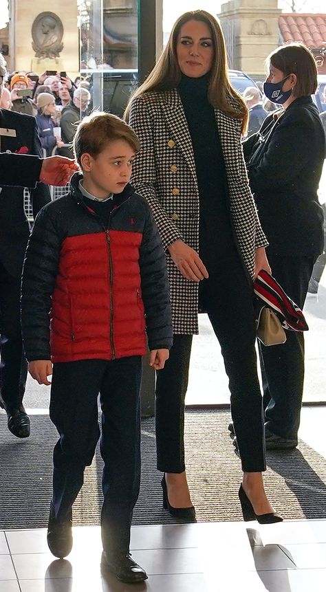 Princess Kate Style, Kate Middleton Style Outfits, Düşes Kate, Looks Kate Middleton, Prins William, Cambridge Family, Princess Katherine, Kate Middleton Outfits, Winter Outfits Aesthetic