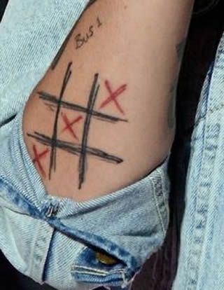 louis-tomlinson-tic-tac-toe-tattoo Tic Tac Toe Tattoo, Zayn Malik And Louis Tomlinson, Louis Tomlinson Tattoos, Toe Tattoo, Marathon Tattoo, One Direction Tattoos, Toe Tattoos, Card Suits, One Direction Louis