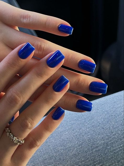 Blue Nail Trends for Winter 2023-2024 16 Ideas: Stay Stylish in the Cold Season - women-club.online Blue Short Nails Ideas, Blue Nail Trends, Blue Short Nails, 2023 Manicure, Nail Makeover, Hottest Nail Trends, Blue Gel Nails, Royal Blue Nails, Natural Nail Designs