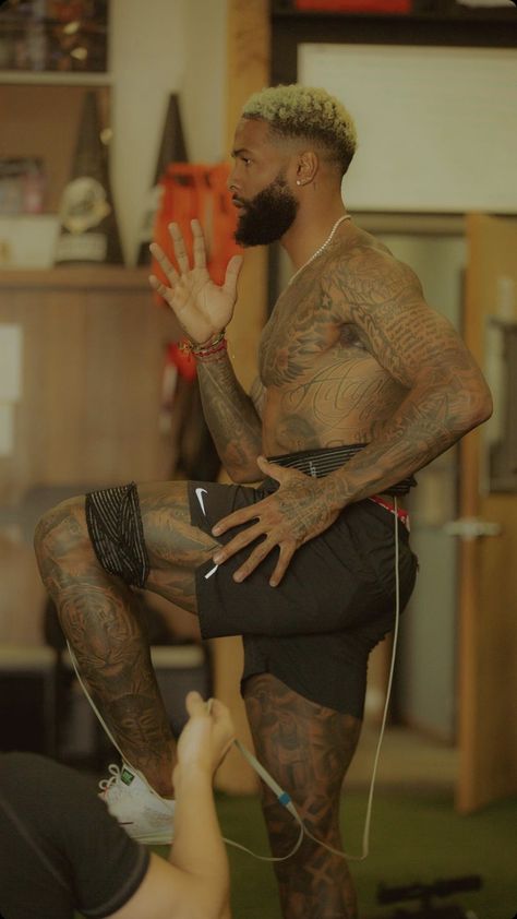 Athletes Tattoos, Obj Style, Odell Beckham Jr Tattoos, Hairstyle Neymar, Odell Beckham Jr Wallpapers, Waves Hairstyle Men, Aesthetic Photography People, Black Men Fashion Urban, Physical Training