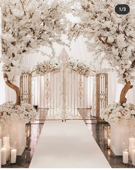 Monochromatic Wedding, White Wedding Decorations, Dream Wedding Reception, Luxury Wedding Decor, Wedding Backdrop Design, Multicultural Wedding, Munaluchi Bride, Wedding Venue Decorations, Wedding Decor Style