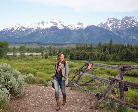 Sydne Style shows what to wear on safari in jackson hole wyoming in summer Jackson Wyoming Summer, Jackson Hole Wyoming Summer, Jackson Hole Wyoming Winter, Jackson Hole Summer, Wyoming Hiking, Jackson Hole Vacation, Ranch Outfits, Jackson Hole Winter, Summer Packing Lists