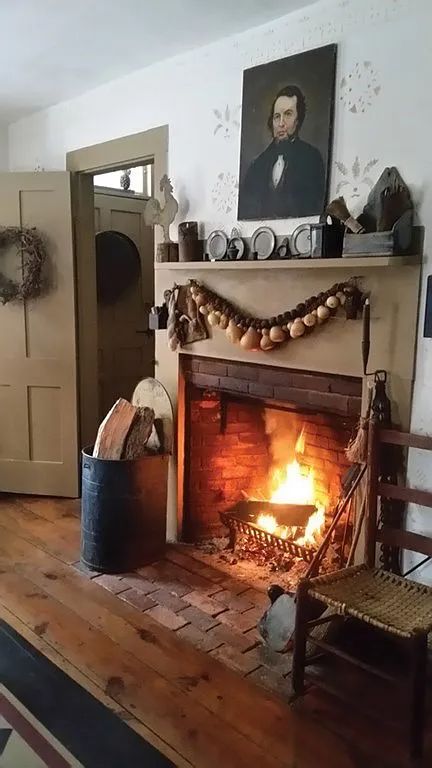 Primitive Fireplace Mantle, Country Livingrooms, Primitive Fireplace, Primitive Interiors, Mantle Design, Mantle Styling, Colonial Home Decor, Primitive Christmas Decorating, Primitive Living Room