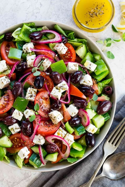 Red Wine Vinegar Dressing, Feta Cheese Salad, Greek Salad Recipes, Vinegar Dressing, Low Carb Paleo, Wine Vinegar, Kalamata Olives, Healthy Vegetables, Greek Salad