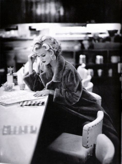 Photo Vintage Editorials, Eva Herzigova, People Reading, Fotografi Vintage, Foto Poses, Fashion Photography Editorial, Black White Photos, White Photo, Vintage Glamour