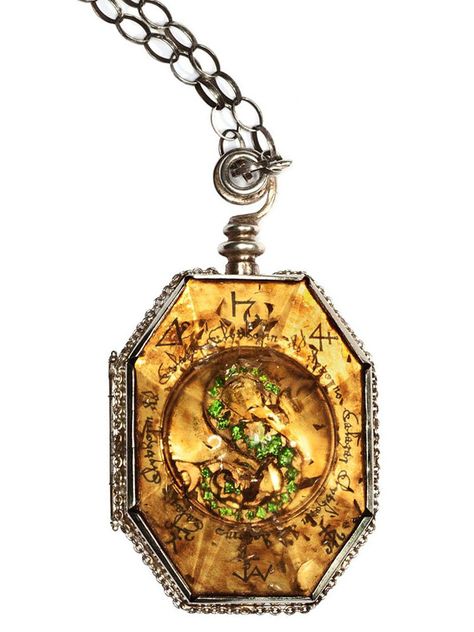 Slytherin's Locket | Harry Potter Wiki | FANDOM powered by Wikia Slytherin Merch, Slytherin Necklace, Horcrux Locket, Hp Photos, Slytherin Locket, Albus Potter, Salazar Slytherin, Noble Collection Harry Potter, Hogwarts Party