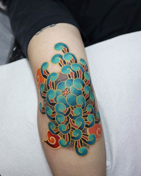 피타🇰🇷Pitta on Instagram: “Chrysanthemum🦋 #pitta #pittakkm #kkmtattoo #egoproteam #koreatattoo” Pitta Kkm, Cloud Tattoo Design, Octopus Tattoo Sleeve, Rose Tat, Trippy Tattoo, Temple Tattoo, Tattoo Over Scar, Japanese Flower Tattoo, Cloud Tattoo