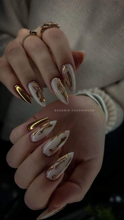 Nail Art White Design, White Metallic Nails, Nail White Design, Gel X Nails Ideas, Gold Detail Nails, Nail Art White Nails, White Nails Cute, Nails Ideas White, White Nails Ideas