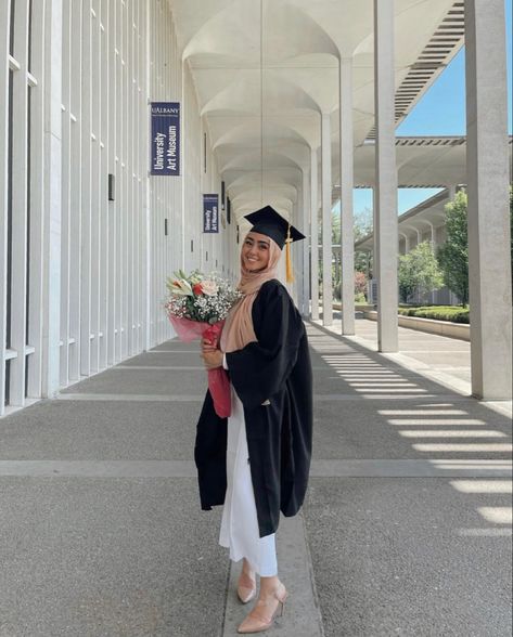 Graduation Outfit Ideas White, High School Graduation Outfit Ideas, Hijabi Graduation Outfits, Convocation Outfit Graduation, Modest Graduation Outfit, Graduation Outfit Ideas Hijab, Cute Graduation Outfits, Convocation Outfit, University Graduation Outfit