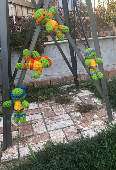 Turtles Crucified in New York City Ninja Turtle Crafts, Ninja Turtles Movie, Turtle Tots, Animal Crossing Memes, Ninja Turtles Art, Tmnt Turtles, Teenage Mutant Ninja Turtle, Batman Vs, Ninja Turtle