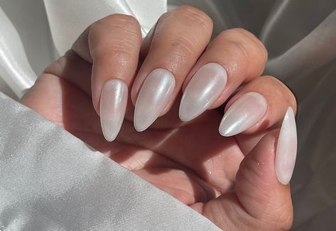 Smoky Almond Nails, Pearly White Nails Almond, White Glaze Nails, Paznokcie Hailey Bieber, Almond Nails Designs Birthday, Pearly Chrome Nails, Birthday Nails Neutral, Haley Bieber Nails Pearl, Ivory Nails Acrylic