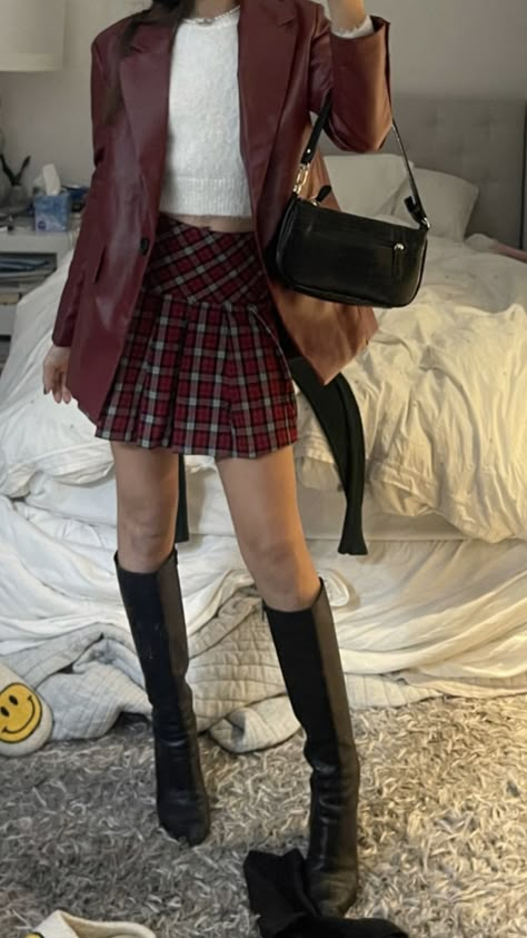 Maroon Skirt Outfit Winter, Red Academia Outfit, Pleated Skirt Outfit Aesthetic, Dark Red Outfit, Dark Red Skirt, Skirt Outfits Aesthetic, Descendants Dr, Rockstar Gf, Monochrome Fashion