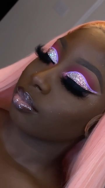 Glitter Purple Eye Makeup, Glam Makeup Looks Dramatic Glitter, Pink Chunky Glitter Eye Makeup, Pink Makeup Inspiration, Glitter Glam Makeup, Purple Prom Makeup, Lavender Makeup, Prom Makeup Look, Glitter Cut Crease Makeup