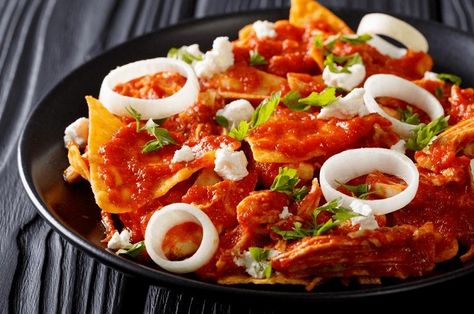 Lo mejor de dos mundos en un solo platillo. Aprende cómo hacer estos famosos chilaquiles al pastor ¡Son caseros, fáciles de preparar y deliciosos! The post Receta de chilaquiles al pastor que debes preparar ¡caseros y deliciosos! appeared first on Cocina Vital - ¿Qué cocinar hoy?. Chilaquiles Rojos Recipe, Healthy Peach Recipes, Chicken Chilaquiles, Chilaquiles Recipe, Fresh Tomato Salsa, Cooking Black Beans, Homemade Salsa, How To Make Breakfast, Breakfast For Dinner