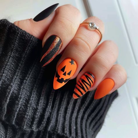 Almond Acrylic Halloween Nails, Halloween Swirl Nails, Orange Halloween Nail Designs, Fall Spooky Nails, Halloween Nails Black And Orange, Orange And Black Nail Designs, Black And Orange Nail Designs, Black And Orange Halloween Nails, Orange Stripe Nails