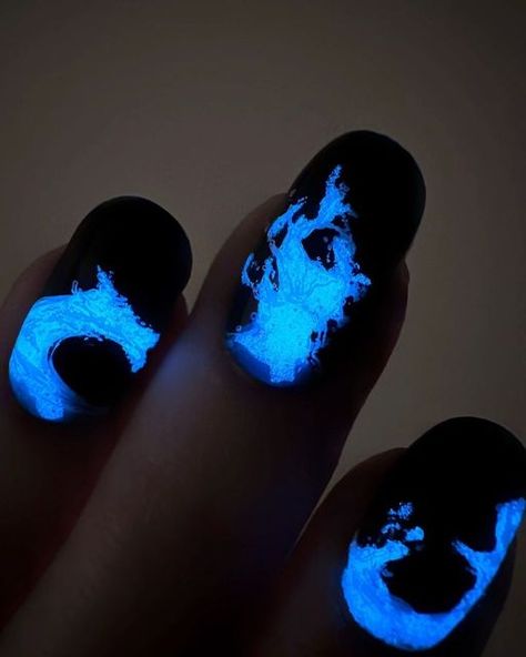 Caitlin V. on Instagram: "Bioluminescent wave nails!!! The perfect time for glow in the dark polish! Have you ever seen a bioluminescent wave?? I have seen some faint ones and it was so incredible. The videos of dolphins swimming through it are straight magic. Hopefully I get a chance to see some really bright ones someday! For now, I’ll just look at my nails. (Check out my tutorial reel!) A crazy coincidence happened yesterday. Right after I finished these nails, I went on Instagram and saw th Swimming Nails Designs, Neon Glow In The Dark Nails, Nail Designs Glow In The Dark, Glow In The Dark Nail Art, Almond Glow In The Dark Nails, Glow In Dark Nails, Glow In The Dark Nails Acrylic, Underwater Nails, Glow In The Dark Nails Designs