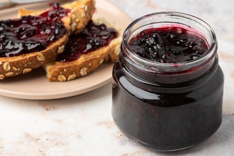 Mulberries may be a nuisance in the backyard, but they make a great jam. This easy recipe uses fresh or frozen mulberries to make a tasty jam. Mulberry Jam Recipe, Cream Cocktails, Mulberry Jam, Pectin Recipes, Dehydrated Fruits, Mulberry Recipes, Air Lemon, Pastas Recipes, Elderberry Syrup