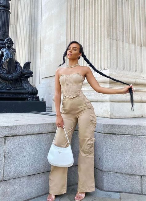 chic outfits high rise pants woman Corset And Dress, Poste Insta, Classy Fashion Outfits, Women High Waist Pants, Boujee Outfits, Neutral Outfits, Comfortable Fits, Brown Outfit, Elegante Casual