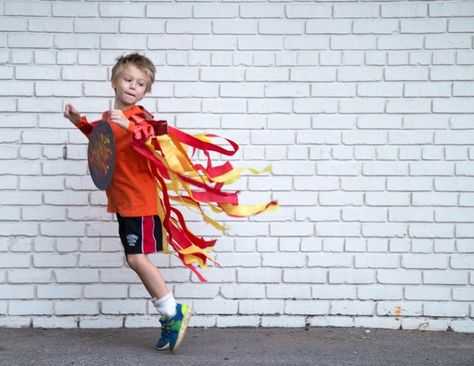 A DIY Kids Comet Costume Comet Costume, Cardboard Wings, Paper Plate Masks, Space Costumes, Diy Costumes Kids, Costume Making, Fiesta Outfit, Christmas Play, School Play