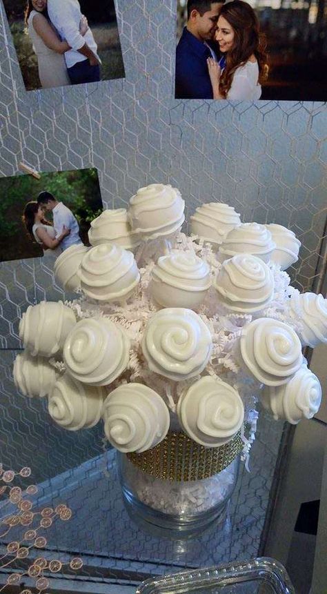 Ileana's sweet Bridal Shower ♦ℬїт¢ℌαℓї¢їøυ﹩♦ Christmas Cake Pop Display, Wedding Shower Desserts, Perfect Cake Pops, Flower Cake Pops, Rose Cake Pops, Cake Pop Bouquet, Mousse Au Chocolat Torte, Diy Cake Pops, Cake Pop Displays