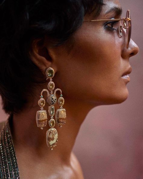 Sabyasachi Mukherjee, Sabyasachi Lehenga, Pastel Earrings, Sabyasachi Jewellery, Wedding Brides, Emerald Green Earrings, Dangler Earrings, Pearl Jewelry Wedding, Head Jewelry