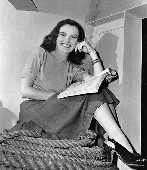 Ella Raines, I Want Magic, Old Hollywood Movie, Movie Studios, Old Hollywood Movies, Hollywood Boulevard, Hollywood Movie, Old Hollywood Stars, Hollywood Walk Of Fame