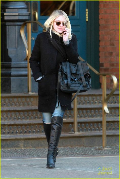 Dakota Fanning Dakota Fanning Street Style, Dakota Fanning Style, Nyc March, Proenza Schouler Ps1, Proenza Schouler Bag, New Short Hairstyles, Cold Weather Outfit, Grace Moretz, Dakota Fanning