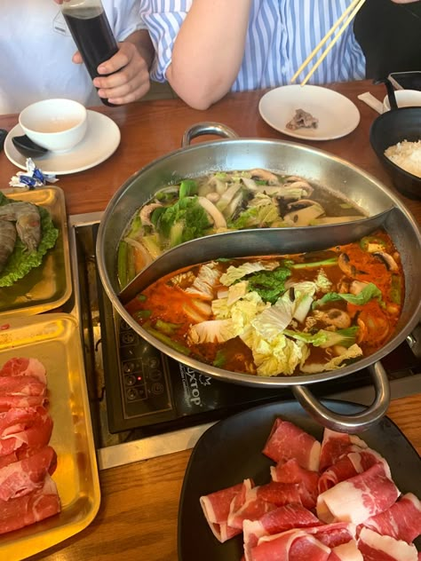 Korean Food Hot Pot, Hot Pot Chinese, Hot Pot Outfit, Kbbq Korean Aesthetic, Korean Hot Pot Recipe, Hot Pot Aesthetic, Korean Hot Pot, Group Hangout, Chinese Hot Pot