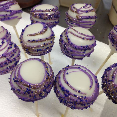 Purple and gold glitter cake pops Purple And Gold Cake Pops, Purple And Gold Cake, Glitter Cake Pops, Purple Cake Pops, Holiday Cake Decorating, Purple Desserts, Quince Cake, Cake Pop Displays, Pop Cake