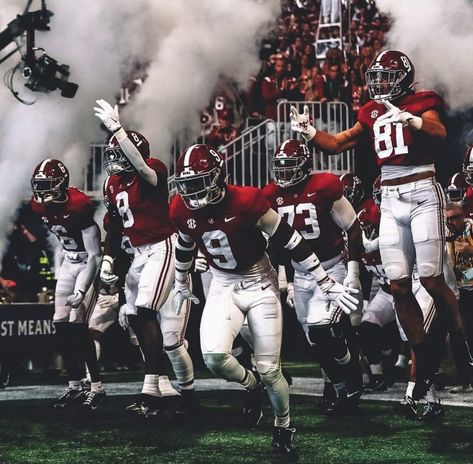 Alabama Football Pictures, Alabama Crimson Tide Football Wallpaper, Cool Football Pictures, American Football Uniforms, Ncaa Championship, The University Of Alabama, Alabama Crimson Tide Football, Bama Football, Alabama Roll Tide