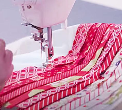 How to use a jelly roll to make a pillow Jelly Roll Pillow Pattern, Make A Pillow, Roll Pillow, Pillow Tutorial, Pinking Shears, Quilt As You Go, Beginner Sewing, Cat Quilt, Christmas Pillows