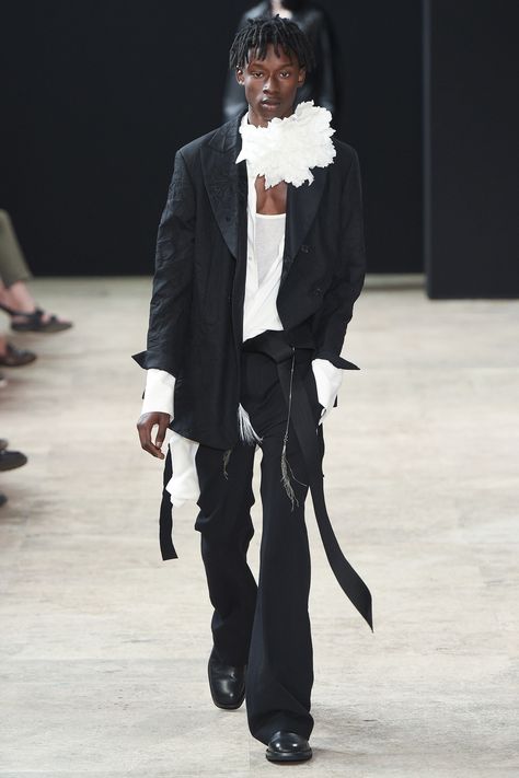 Ann Demeulemeester Spring 2018 Menswear Collection Photos - Vogue Ann Demeulemeester Menswear, Menswear Runway, Catwalk Collection, 2016 Menswear, Vogue Russia, Runway Looks, Ann Demeulemeester, Mode Inspo, Mens Fashion Summer