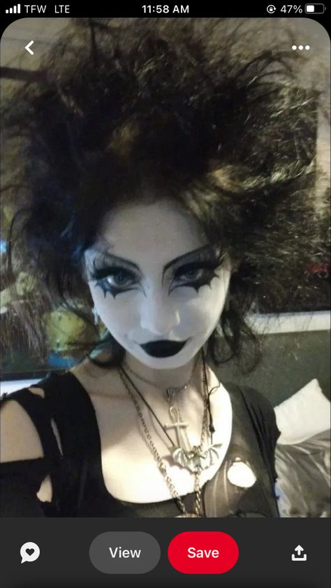 Trad Goth Bat Makeup, Goth Makeup No Lashes, Trad Goth Makeup Hooded Eyes, Trade Goth Makeup, Easy Trad Goth Makeup, Tras Goth Makeup, Cool Goth Makeup, Trad Goth Makeup Looks, Trad Goth Eyeliner