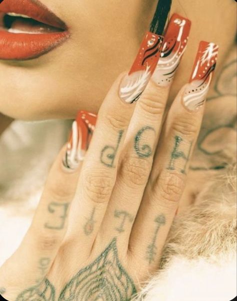 Old School Nails Acrylic, Chonga Style, Chicana Nails Designs, Low Rider Nails, Chicano Nails Designs, Red Nails Y2k, Barbwire Nails, Chicana Nails Acrylic, Old School Nail Designs