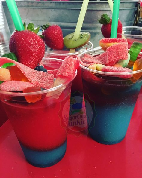 Slushy Alcohol Drinks With Candy, Cocktail With Candy, Sour Drinks Candy, Sour Candy Drink, Cool Drinks Aesthetic, Candy Slushies, Candy Drinks Nonalcoholic, Drinks With Candy, Candy Crush Icon