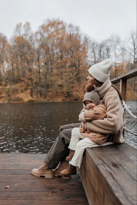 Mommy And Me Photo Shoot, Winter Family Photos, Fall Family Photo Outfits, Family Photoshoot Outfits, Outdoor Family Photos, Family Picture Poses, Winter Photoshoot, Winter Family, Family Picture Outfits