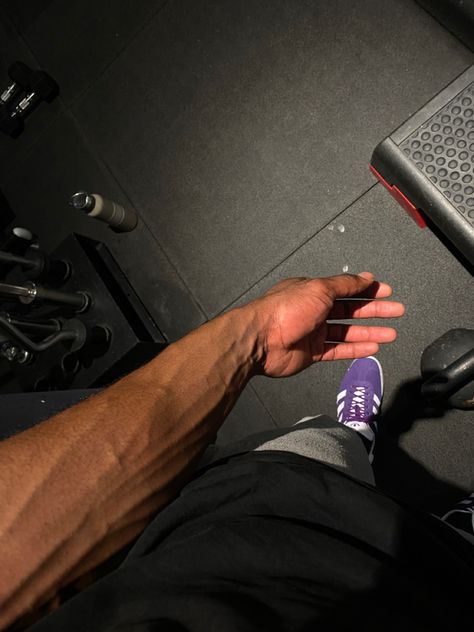 #pinterest #viral Black Veiny Hands, Man Working Out Aesthetic, Hand Veins Men Aesthetic, Male Asthetic Picture, Gym Aesthetic Guy, Male Gym Aesthetic, Healthy Boy Aesthetic, Man Gym Aesthetic, Gym Aesthetic Man